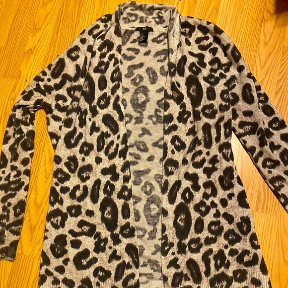 H & M cheetah print cardigan sz M - Picture 2 of 3